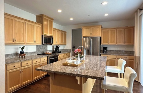 Nut Tree Casa | Ideal Monthly Stay: Master Bedroom Near Kaiser Permanente and Travis AFB
