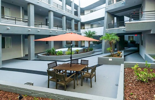 Sherman Oaks Apartamento | Ideal Sherman Oaks 2BR w/ W/D, near WF & TJ, by Blueground