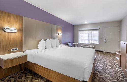 Inglewood Hotel | Ideal Spot for Business Travelers – Rest in Quiet Room Close to the Airport