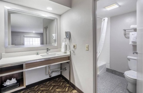 Inglewood Hotel | Ideal Spot for Business Travelers – Rest in Quiet Room Close to the Airport