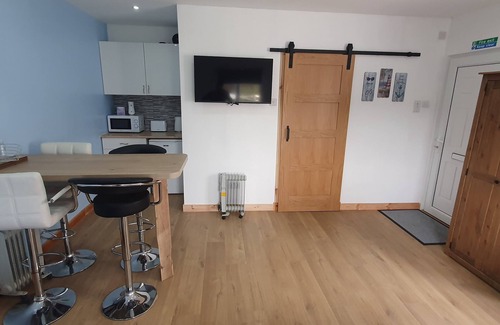 Nairn Apartamento | Ideal studio base for groups or families exploring or golfing within the area