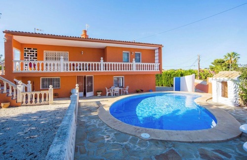 Casas de Torrat Chalet De Esquí | Villa ideal para vacaciones en familia, piscina privada, a 5 minutos de la playa