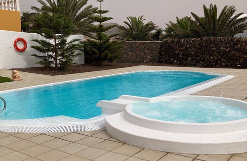 La Oliva Villa | chalet ideal para el descanso,con piscina y jacuzzi,buenas vistas a las montañas