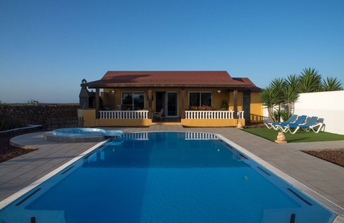 La Oliva Villa | chalet ideal para el descanso,con piscina y jacuzzi,buenas vistas a las montañas