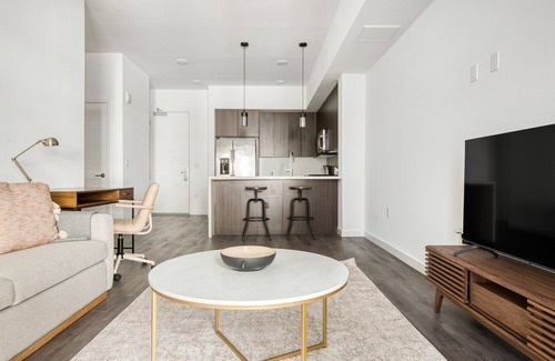 Warner Center Apartamento | Ideal Woodland Hills 2BR w/ Pool & Gym, near Warner Center, by Blueground