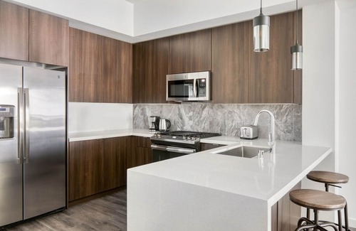 Warner Center Apartamento | Ideal Woodland Hills 2BR w/ Pool & Gym, near Warner Center, by Blueground