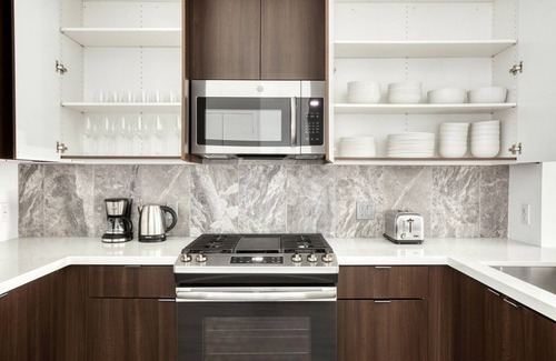 Warner Center Apartamento | Ideal Woodland Hills 2BR w/ Pool & Gym, near Warner Center, by Blueground