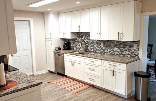 Palm Beach Gardens Casa | Ideally located, crisp and clean pet, family and scuba friendly home!