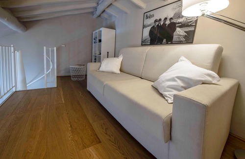 Lucca Historical Center Apartamento | Bonito y nuevo apartamento frente a las murallas, aire acond.Parking aire 100m