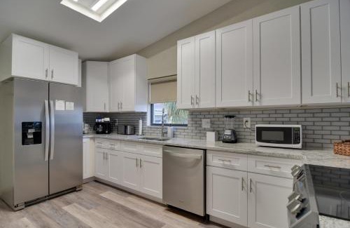Palm Harbor Apartamento | Ideally Located Palm Harbor Condo Walk Downtown!