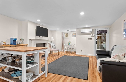 H Street Corridor Apartamento | Ideally Located Urban Oasis Free Parking