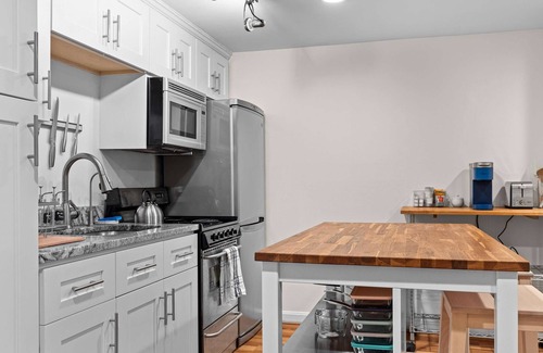 H Street Corridor Apartamento | Ideally Located Urban Oasis Free Parking