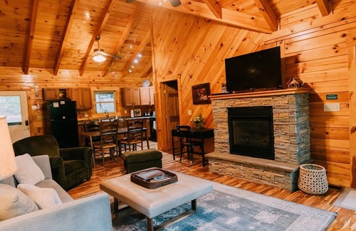 Primrose Cabina | Identical Bedrooms Attached Baths, Firepit, HotTub - DayDreamer Cabin