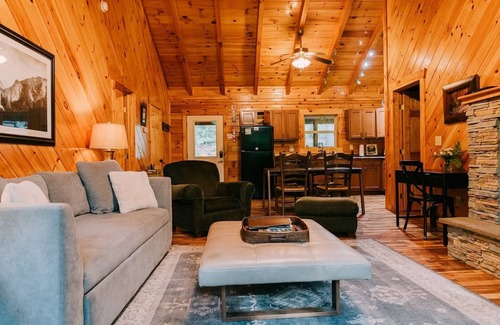 Primrose Cabina | Identical Bedrooms Attached Baths, Firepit, HotTub - DayDreamer Cabin