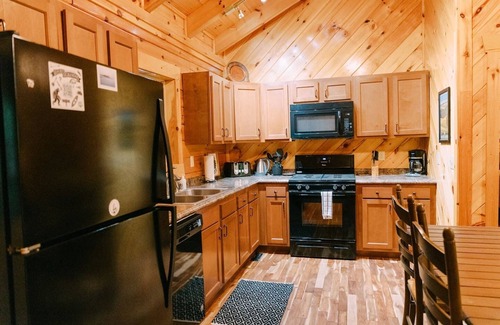 Primrose Cabina | Identical Bedrooms Attached Baths, Firepit, HotTub - DayDreamer Cabin