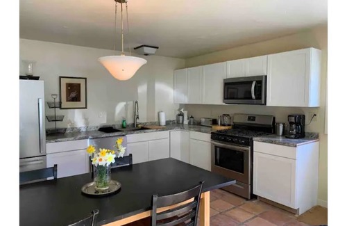 Shenandoah Valley Cabina | Idyll Acres Charming Wine Country Farmhouse