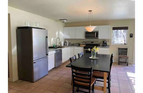 Shenandoah Valley Cabina | Idyll Acres Charming Wine Country Farmhouse