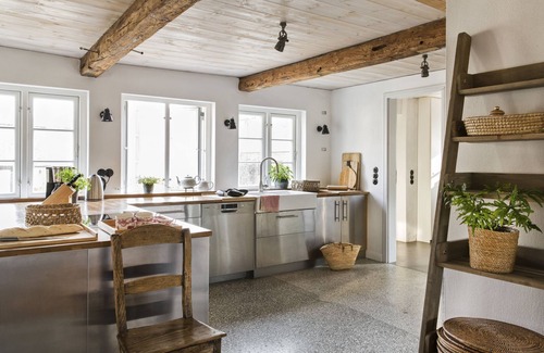 Pommerby Casa | Idilio de Bullerbü cerca de la playa con estufa, sauna y mucho espacio para familias (20% de descuento semanal a pedido)