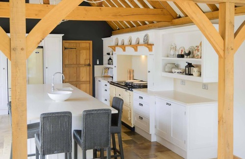 Pershore Casa | Idyllic 17th Century Thatched Cottage & Garden