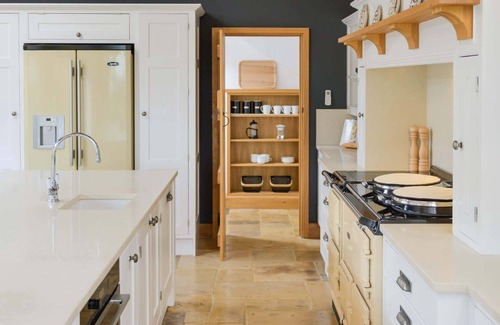Pershore Casa | Idyllic 17th Century Thatched Cottage & Garden