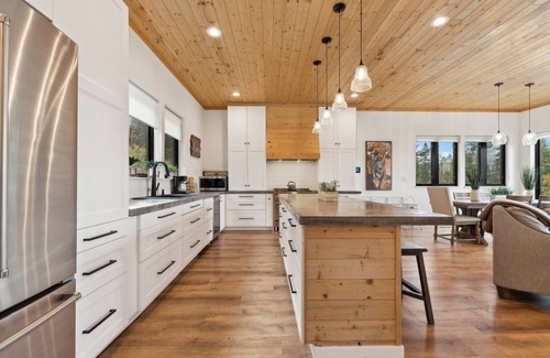 Kalispell Casa | Idyllic 5BD Montana Home w/ private hot tub, fire pit & amazing views! Sleep 8!