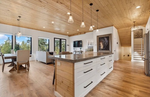 Kalispell Casa | Idyllic 5BD Montana Home w/ private hot tub, fire pit & amazing views! Sleep 8!