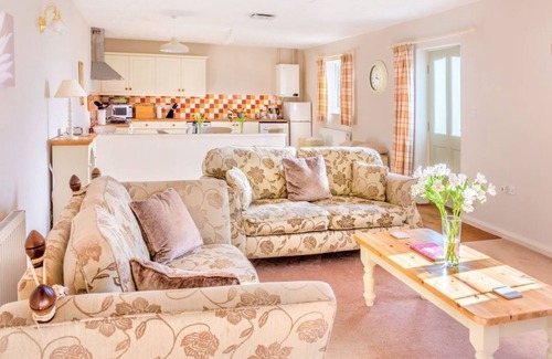 Irstead Cabaña | Idyllic Cottage - Detached, Private Garden, Dog Friendly - 2 Ensuite Bedrooms.