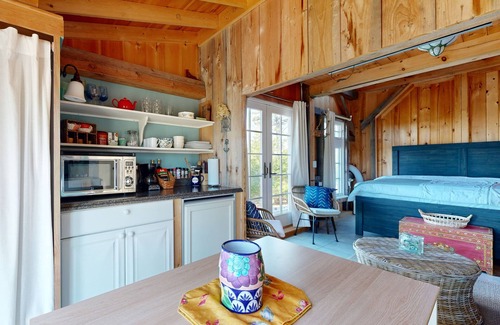 Edgecomb Apartamento | Idyllic cottage on five acres with great harbor views, large deck, & firepit