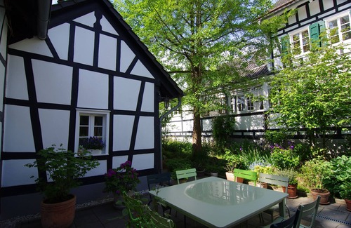 Neunkirchen-Seelscheid Casa | Casa de entramado de madera idílica completamente renovada en un patio protegido