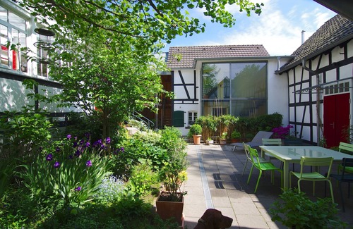 Neunkirchen-Seelscheid Casa | Casa de entramado de madera idílica completamente renovada en un patio protegido