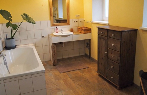 Mesekenhagen Otro | Idyllic farmhouse with a beautiful inner courtyard with a natural garden