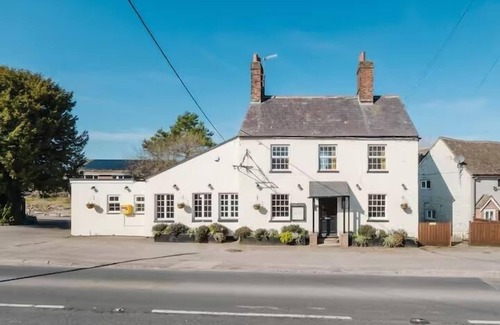 Axford Casa | Idyllic Foodie Retreat above Silks Pub