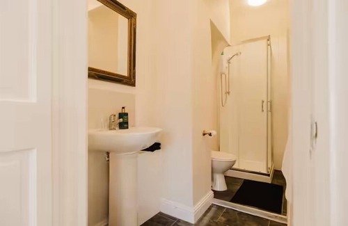 Axford Casa | Idyllic Foodie Retreat above Silks Pub