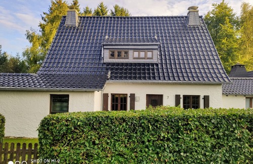 Kronenburg Casa | Idílico casa de vacaciones en el campo, con terraza y jardín de invierno
