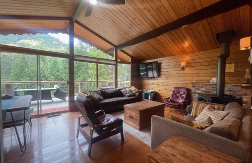 East Kootenay Cabina | Idyllic Mountain Ski Cabin