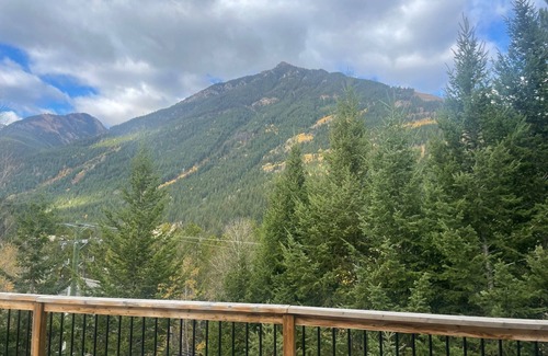 East Kootenay Cabina | Idyllic Mountain Ski Cabin