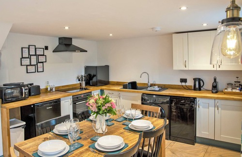 Hopton Casa | Idyllic, Pet-Friendly 3-bedroom Cottage at Stainsborough Hall, Carsington Water