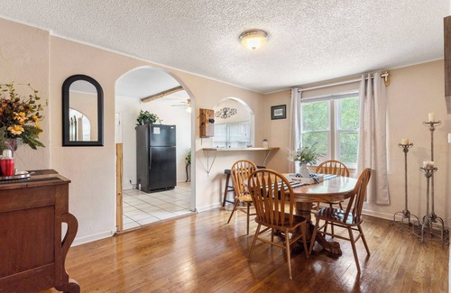 Manitou Springs Historic District Casa | Idyllic retreat near the Incline, nestled in Manitou’s breathtaking landscapes.