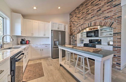 Suttons Bay Casa | Idyllic Suttons Bay Home w/ 500' of Waterfront