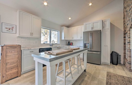 Suttons Bay Casa | Idyllic Suttons Bay Home w/ 500' of Waterfront