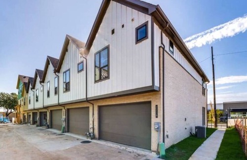 Kessler Casa | Idyllic Urban Escape: Luxurious Modern Retreat in Downtown Dallas