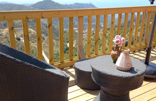 Nerja Casa | Idílicas casas de madera con impresionantes vistas al mar.