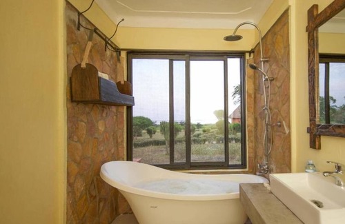 Kasese Cabina | Ihamba Lakeside Safari Lodge