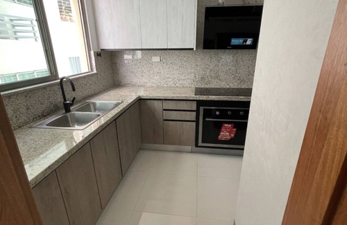Evaristo Morales Apartamento | NEW-APTO CENTRICO A LA CIUDAD,SEGURIDAD 24/7-3BR-3.5-BRO-GYM,FREE WIFE & PARKING