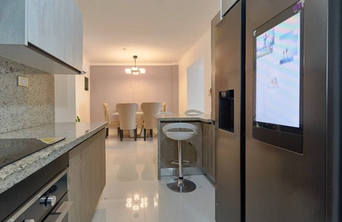 Evaristo Morales Apartamento | NEW-APTO CENTRICO A LA CIUDAD,SEGURIDAD 24/7-3BR-3.5-BRO-GYM,FREE WIFE & PARKING