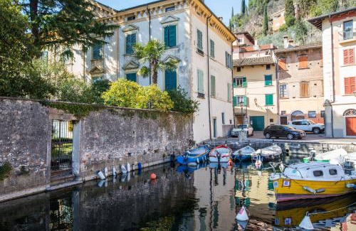 Toscolano Maderno Apartamento | Il Batti apartment water front and private beach