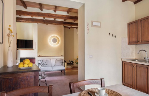 Montalcino Apartamento | Il Borghetto - La Ghibellina Townhouse, private apartment with balcony
