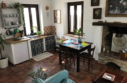 Montegrosso dʼAsti Cama Y Desayuno | IL CAMPANILE - Habitación "Gilda" con uso de cocina