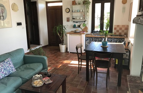 Montegrosso dʼAsti Cama Y Desayuno | IL CAMPANILE - Habitación "Gilda" con uso de cocina