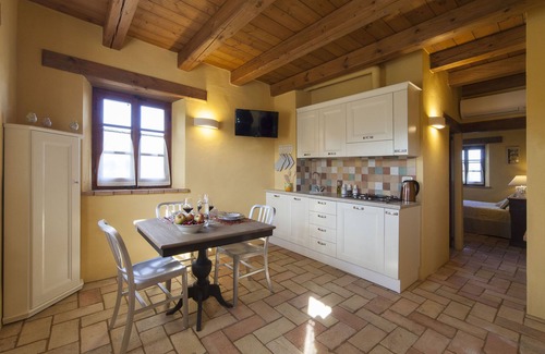 Bettolelle Apartamento | Il Ciliegio, aplicación en una villa típica con piscina a 7 km del mar, Senigallia, Marche